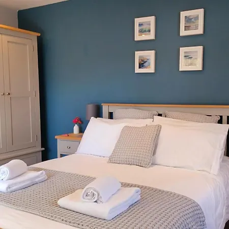 Stylish Coastal Retreat In With Parking